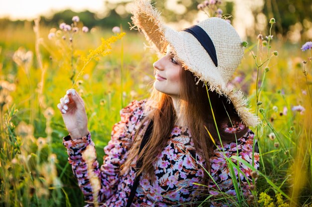 Jovem e linda garota europeia no sol poente