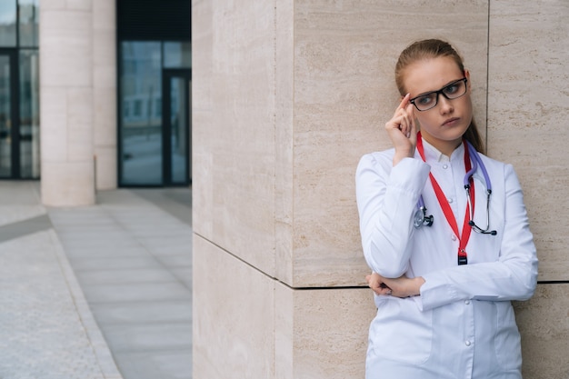 Foto jovem e linda médica com um estetoscópio