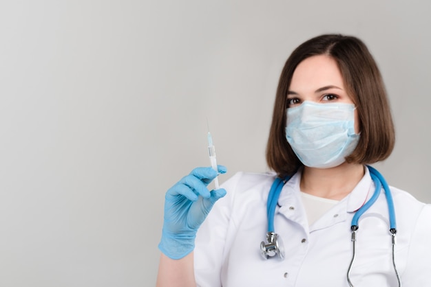 Jovem e linda médica em seu uniforme