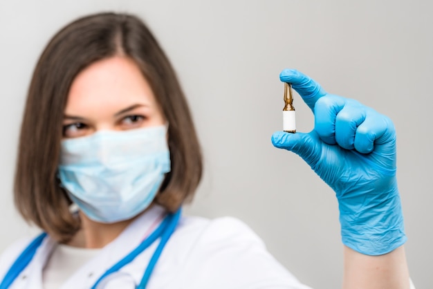 Jovem e linda médica em seu uniforme