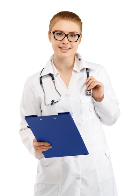 Jovem e linda médica em uniforme branco, isolado no branco