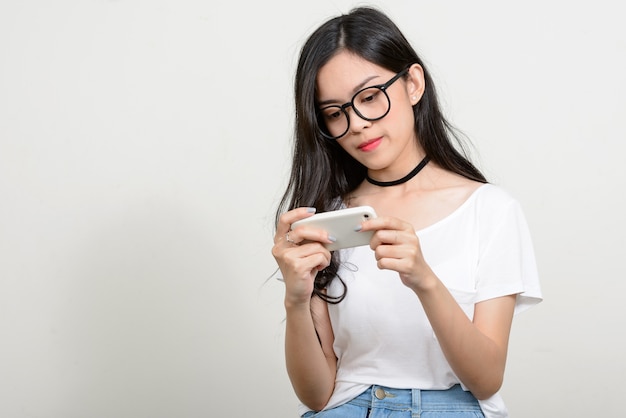 jovem e linda mulher asiática contra o espaço em branco