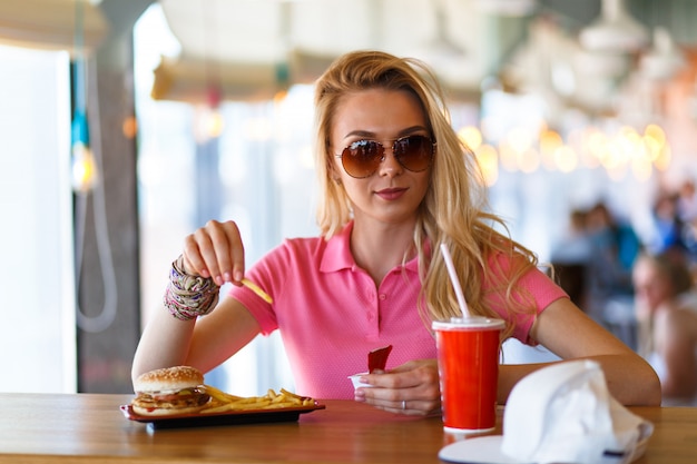 Jovem e linda mulher descansando no café