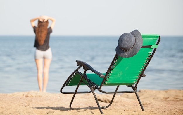 Jovem e linda mulher descansando no oceano.