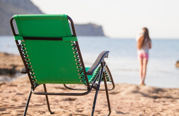 Jovem e linda mulher descansando no oceano.