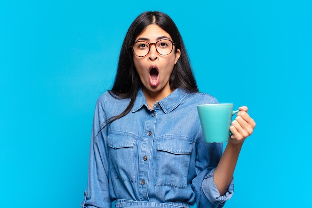 Jovem e linda mulher hispânica tomando um café