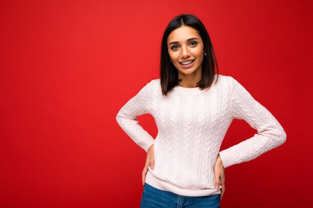 Foto jovem e linda mulher vestindo uma camisa leve da moda