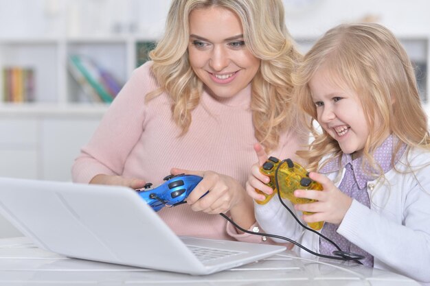 Jovem e menina jogando videogame no laptop