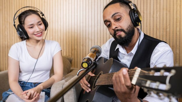 Foto jovem e mulher ao vivo no rádio