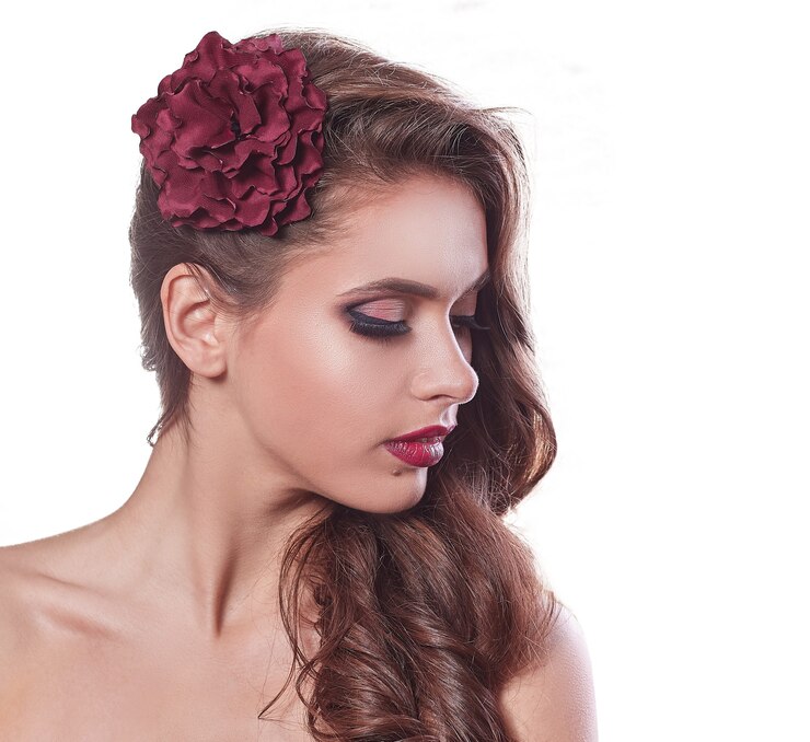 Foto jovem elegante com maquiagem brilhante para a noite