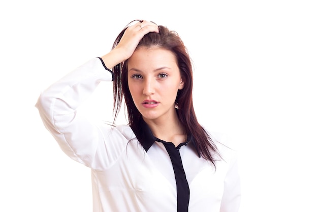 Jovem elegante de camisa branca e preta com cabelo escuro em fundo branco no estúdio