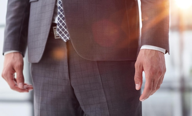 Jovem elegante e bonito, vestido com trajes clássicos.