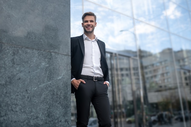 Jovem elegante em um terno preto