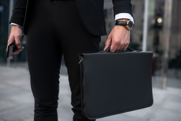 Jovem elegante em um terno preto