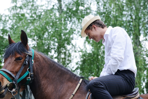 Jovem, elegante, homem, levando, andar, cavalo, campo