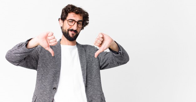 jovem elegante, mostrando os polegares para baixo em desacordo