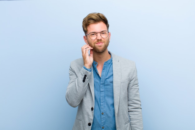 jovem elegante, sentindo-se perturbado e preocupado