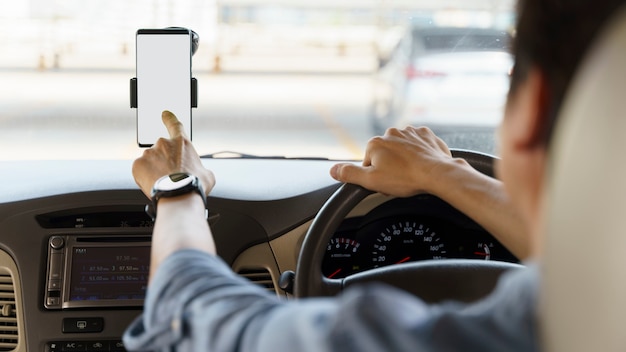 Jovem elegante usando celular com tela vazia no carro