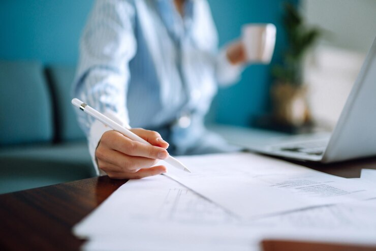 Foto jovem em casa escrevendo e trabalhando com notebook. freelancer trabalha e faz anotações.