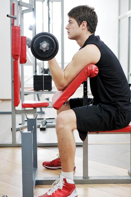 Foto jovem em exercício de clube de esporte de fintas com pesos e relaxamento