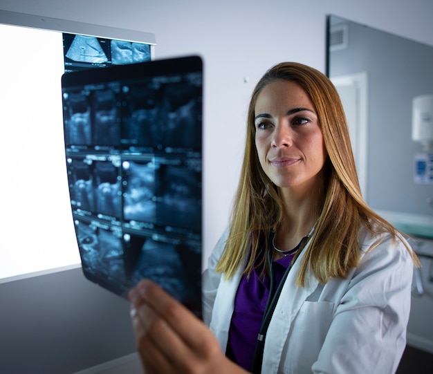 Foto jovem em fisioterapia com fisioterapeuta