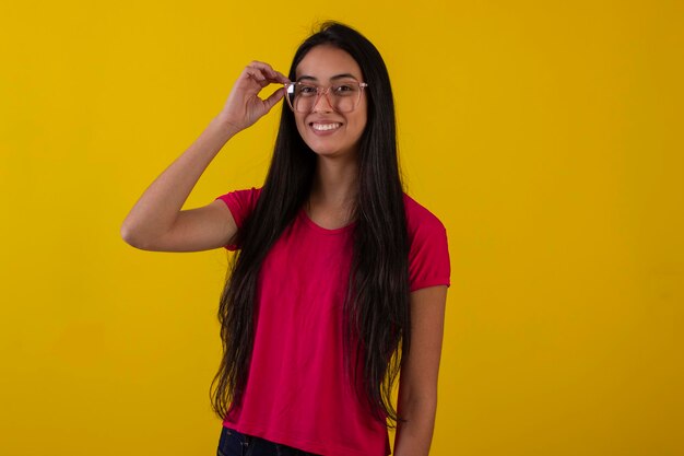 Jovem em foto de estúdio vestindo camisa e óculos