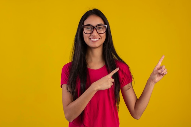 Jovem em foto de estúdio vestindo camisa e óculos