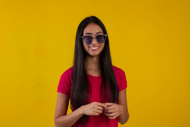 Jovem em foto de estúdio vestindo camisa e óculos