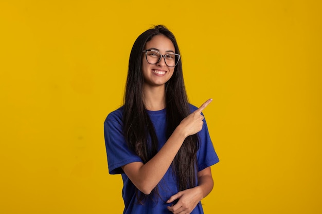 Jovem em foto de estúdio vestindo camisa e óculos