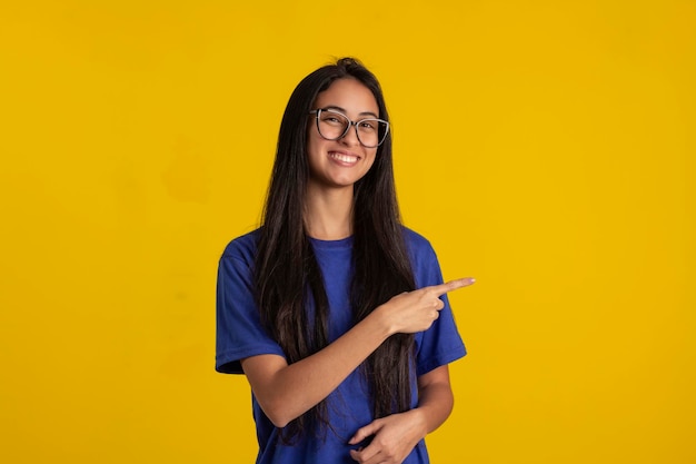 Jovem em foto de estúdio vestindo camisa e óculos