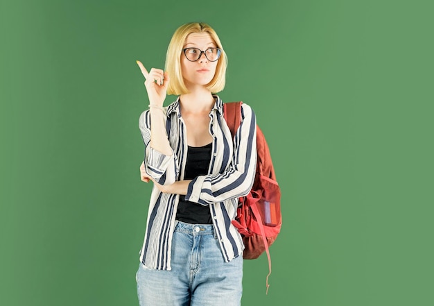 Jovem em fundo de quadro-negro verde para espaço de cópia de texto retrato de estudante universitário em colleg