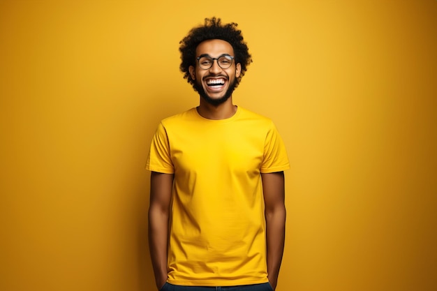 Foto jovem em maquete de camisa amarela em fundo amarelo modelo de design de camiseta para apresentação impressa