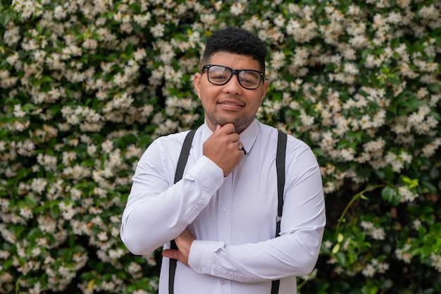 Jovem em pé na frente de plantas