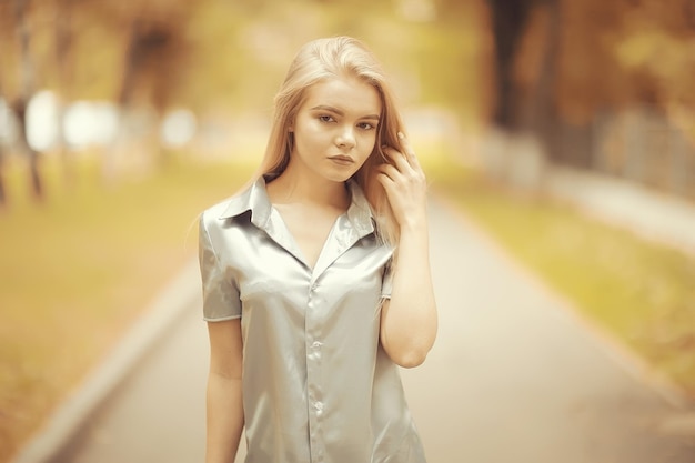 Jovem em retrato de outono, loira adulta