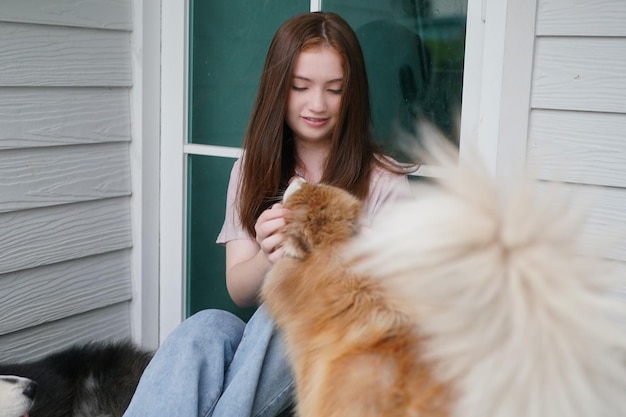 Jovem em roupas casuais, abraçando o golden retriever enquanto está sentado no chão