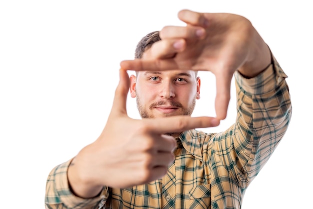 Foto jovem em roupas casuais olhando