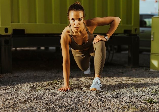 Foto jovem em roupas esportivas se exercitando em ambiente urbano