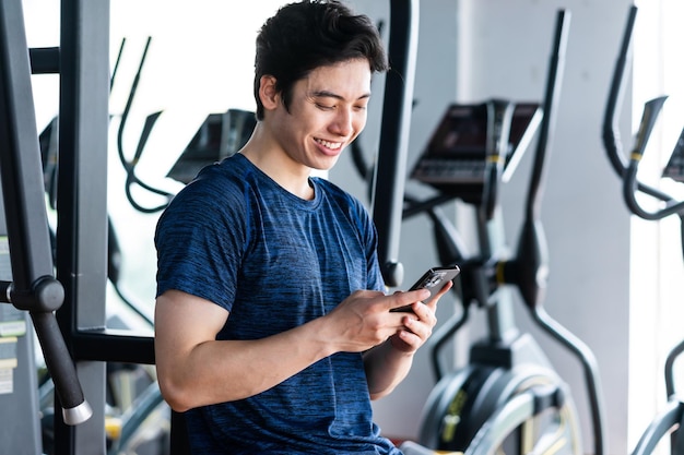 Jovem em roupas esportivas se exercitando na academia