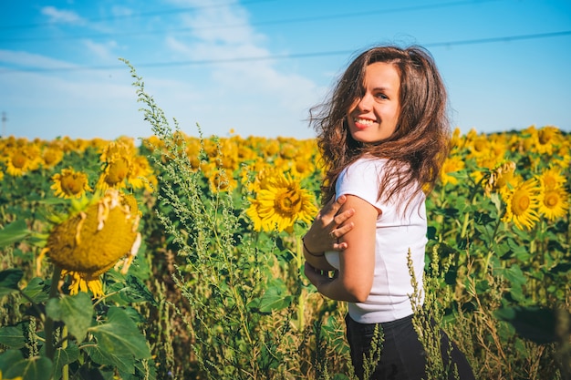 Jovem em um campo de girassóis