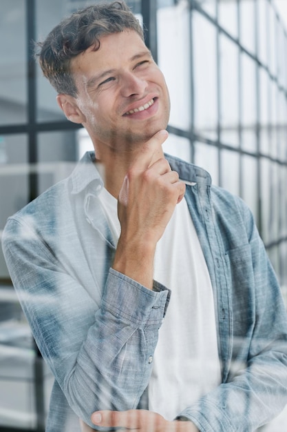 Jovem em um escritório moderno pensou com um sorriso