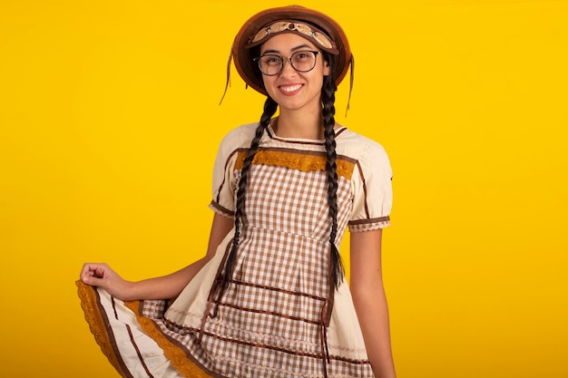 Jovem em um vestido de festa junina em uma foto de estúdio festa junina