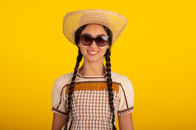 Jovem em um vestido de festa junina em uma foto de estúdio festa junina