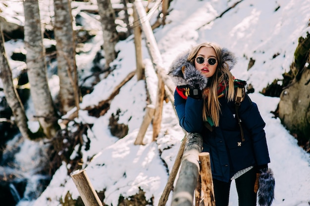 jovem em uma caminhada em uma floresta de inverno