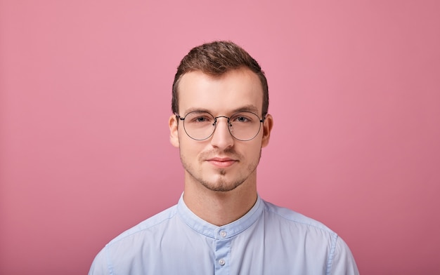 Jovem em uma camisa azul-céu