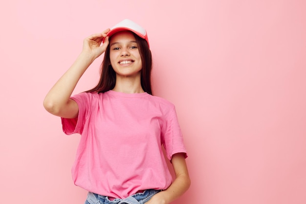 Jovem em uma camiseta rosa com um boné na cabeça roupa casual