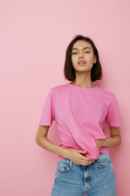 Jovem em uma camiseta rosa Estilo de juventude Estilo de vida inalterado