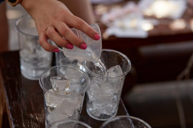 Jovem em uma festa de despedida de solteira faz um coquetel de mojito para a empresa Instruções de preparação Etapa 1 Foto de alta qualidade