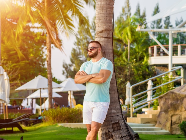 Foto jovem em uma praia tropical.