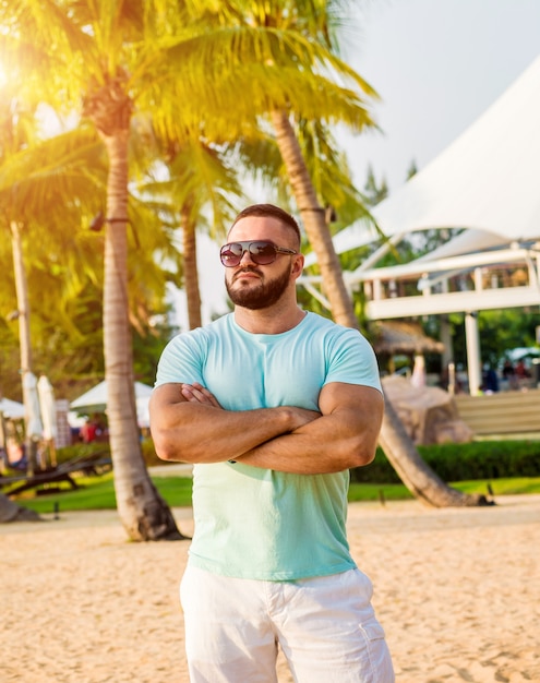 Jovem em uma praia tropical.