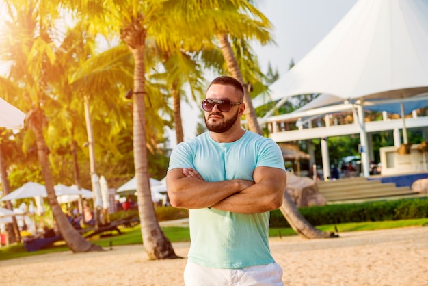 Jovem em uma praia tropical.